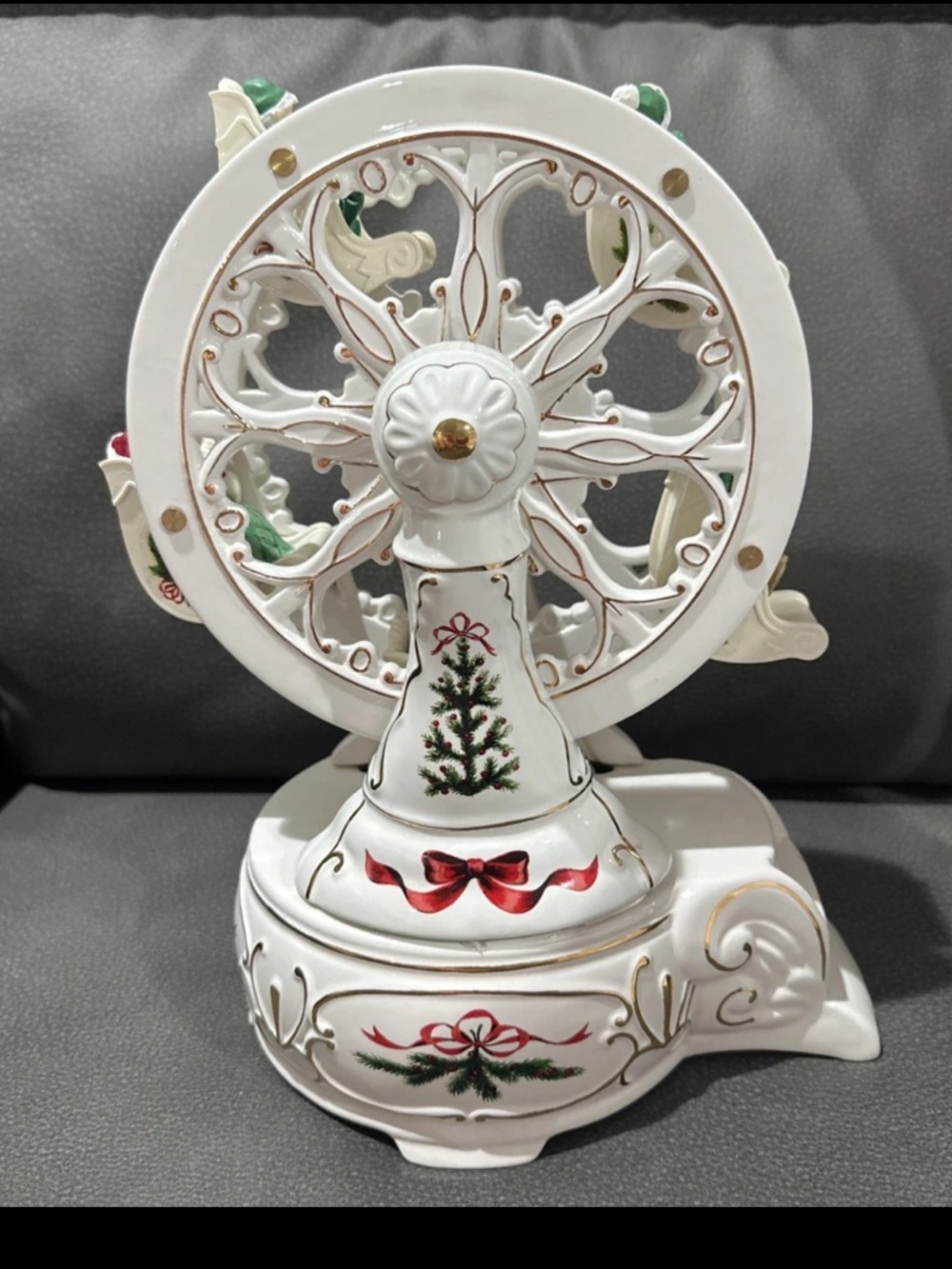 Avon Porcelain Musical Ferris Wheel 2001 Holiday Classic Collection